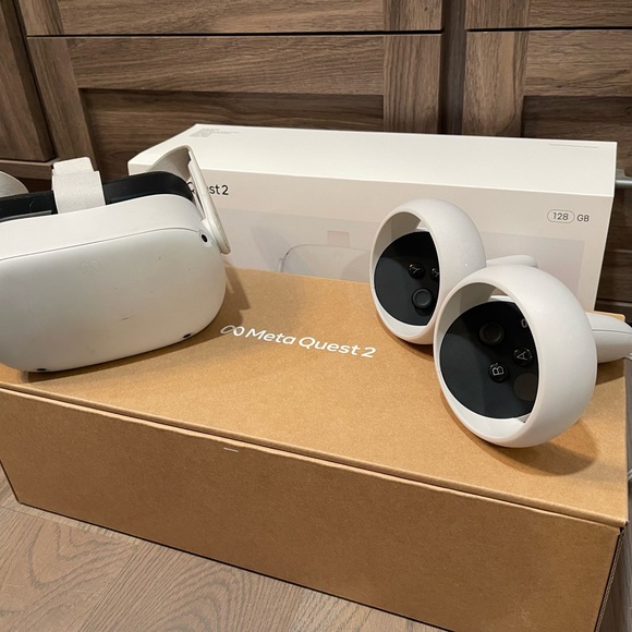 Gently pre owned Metta Quest 2 128 GB with xtra memory - Picture 1 of 8